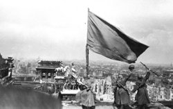 Над Рейхстагом 80 лет назад подняли Знамя Победы - один из главных символов разгрома нацистской Германии