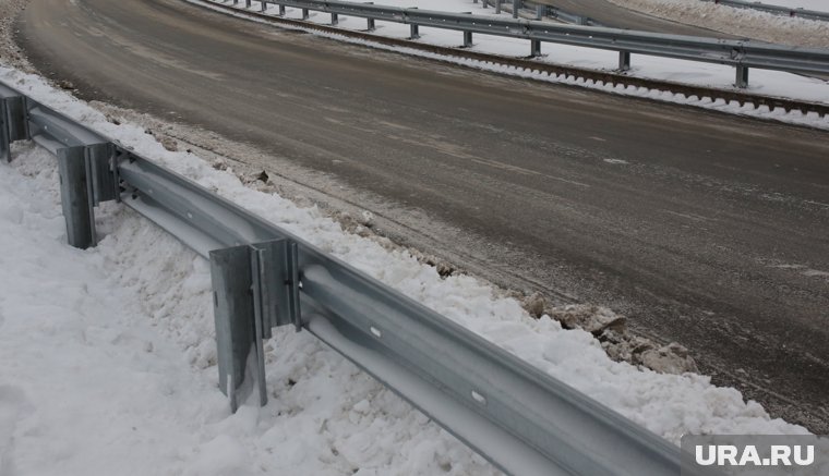 На курганской трассе машина въехала в отбойник