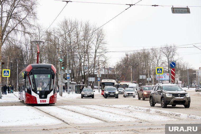 На пересечении улиц Куйбышева и Чкалова на дороге снежная каша