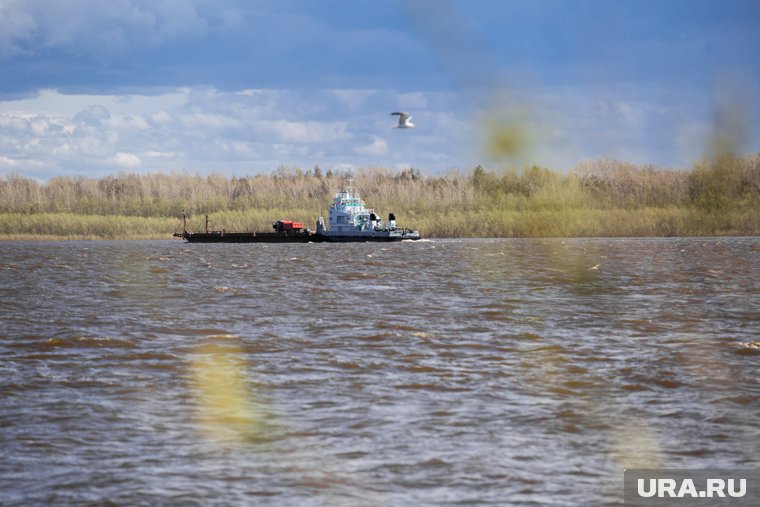 Груз доставили водным транспортом