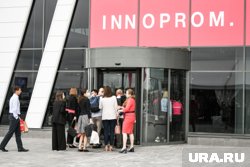 Люди покидают центр, потому что павильоны будут работать в ограниченном режиме