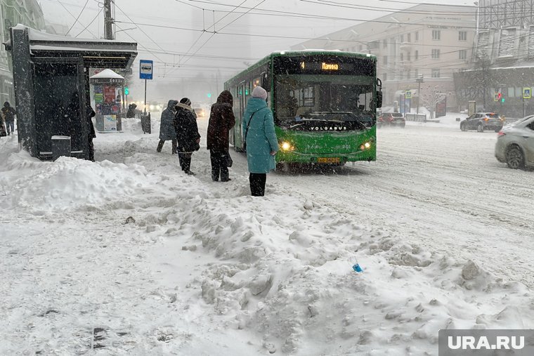 Челябинцы стояли на остановке по полтора часа