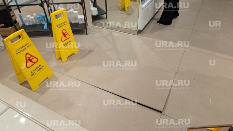 В зоне с деформированным полом установили знаки