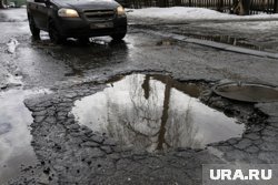 Жители ждут ремонта проезда между садом №142 и школой №56 (архивное фото)