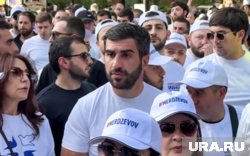 Сын арестованного владельца компании «Ташир Групп» Самвела Карапетяна Саркис во время акции в поддержку бизнесмена