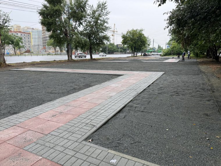 На территории уже проведена обрезка деревьев, обустраиваются тротуары, прокладывается освещение