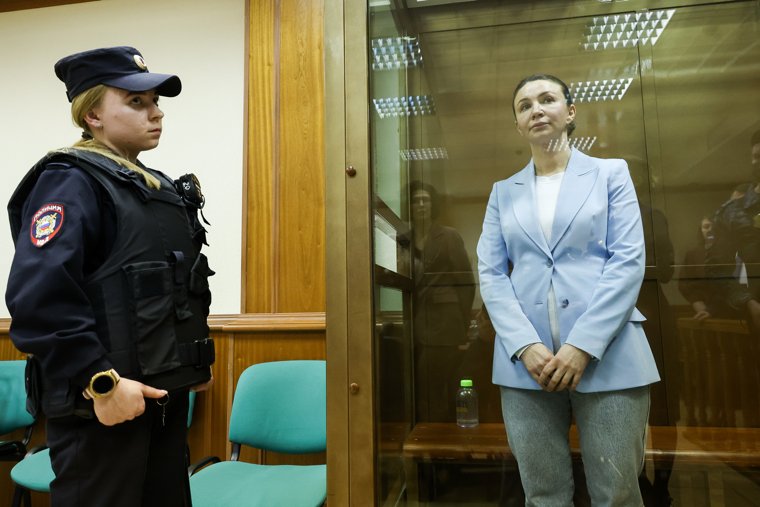 Блиновской назначили наказание: пять лет лишения свободы в колонии общего режима, штраф 1 млн рублей и запрет на занятие коммерческой деятельностью в течение четырёх лет