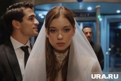 Главная линия сериала — брак по указке, который перерастает в нечто большее