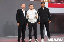 Глава РМК Игорь Алтушкин и полпред Артем Жога наградили Петра Яна
