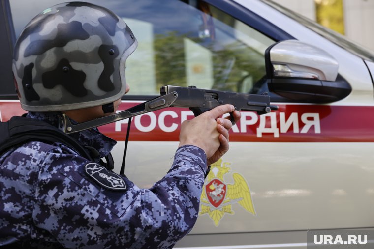 Сотрудники Росгвардии задержали мужчину, который стрелял в воздух из винтовки на детской площадки