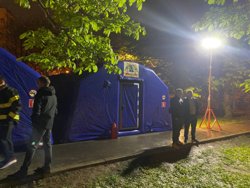 Волонтеры помогают эвакуированным из горевшей девятиэтажки жильцам