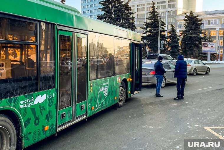 Столкнулись два автомобиля и пассажирский автобус