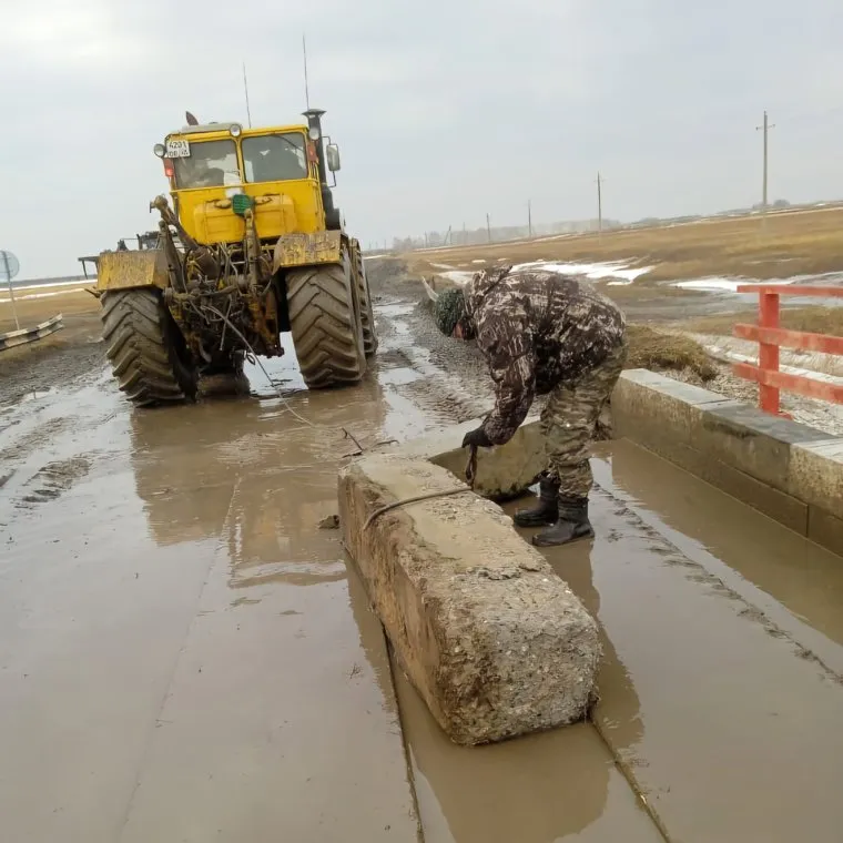 В Целинном округе Курганской области начали загружать мосты для предотвращения разрушений
