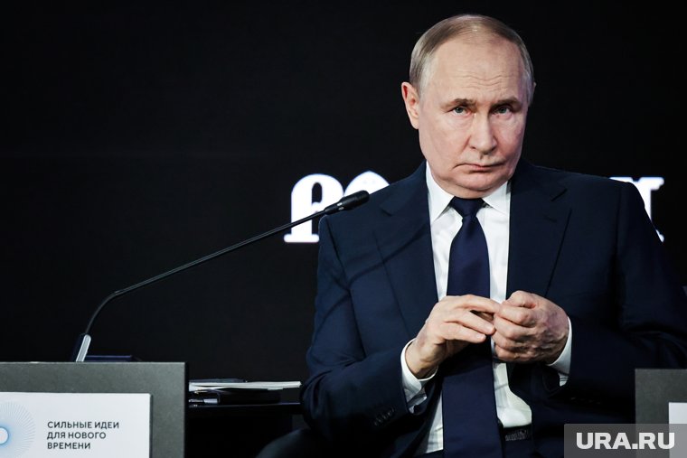 Путин прилетел в Магаданскую область для встречи с Носовым