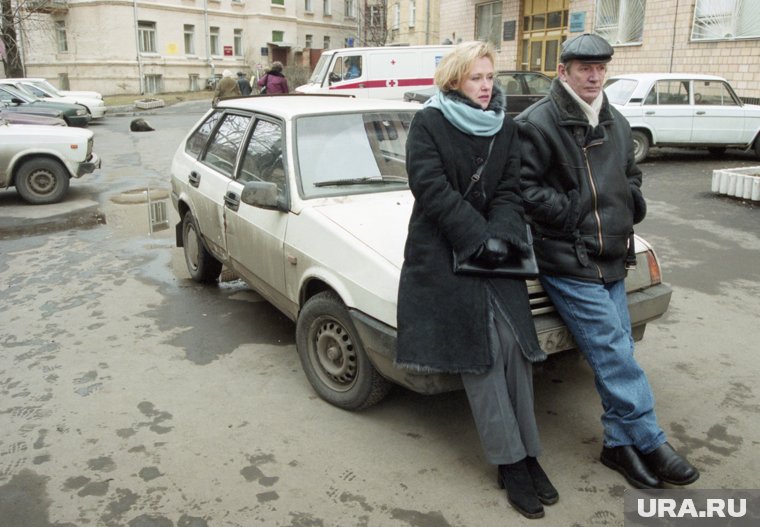 Розанова в роли прокурора Нины Долгачевой с Абдуловым в роли подполковника угрозыска Игоря Клепко на съемках телевизионного сериала «Ледниковый период», 2002 г.