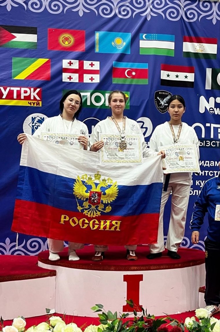 Карина Пуерова заняла второе место (крайняя слева)