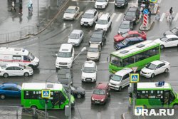 Люди выходили из автобусов на дорогах