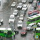 «Выходили из автобусов на дорогах»: центр Тюмени сковали километровые пробки. Фото, видео