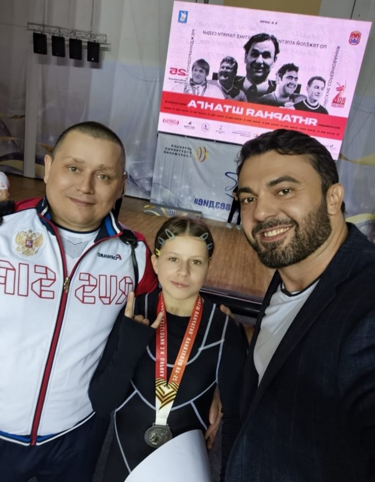 Таисия Смирнова с олимпийскими чемпионами: Дмитрий Берестов (справа) и Дмитрий Смирнов (слева)