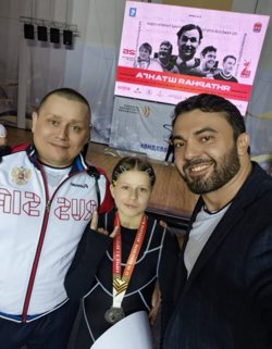 Таисия Смирнова с олимпийскими чемпионами: Дмитрий Берестов (справа) и Дмитрий Смирнов (слева)