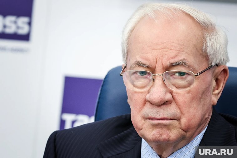 Власти в Киеве ничего не решают, заявил Азаров
