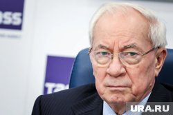 Власти в Киеве ничего не решают, заявил Азаров