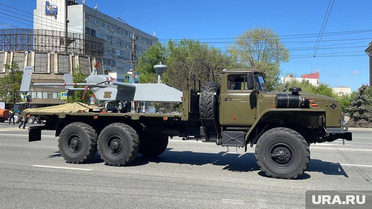 По центру Челябинска проехала военная техника