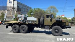 По центру Челябинска проехала военная техника