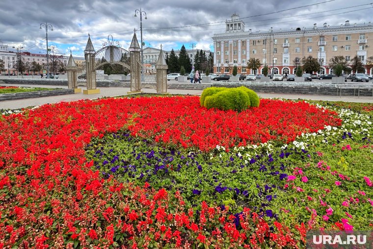 В горсаду много цветов