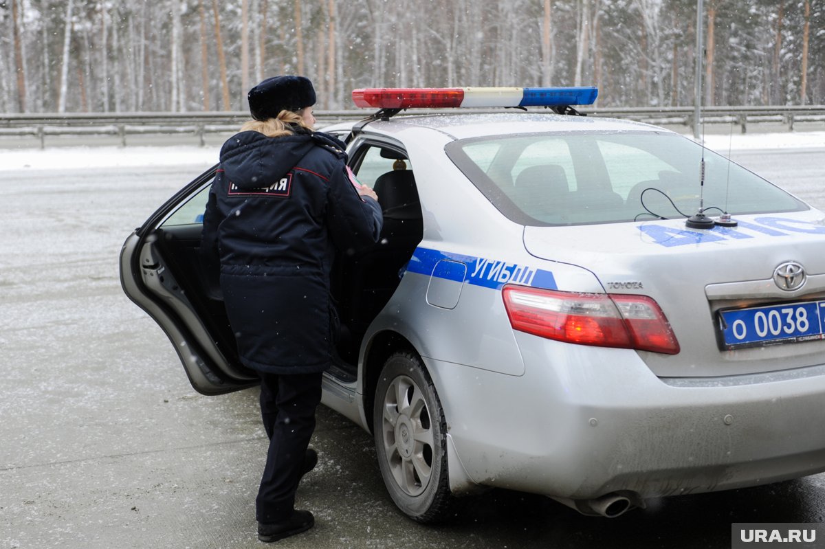 Девушки в погонах останавливали водителей и поздравляли с наступающим праздником