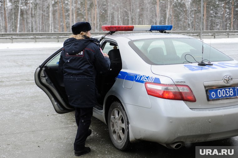 Девушки в погонах останавливали водителей и поздравляли с наступающим праздником