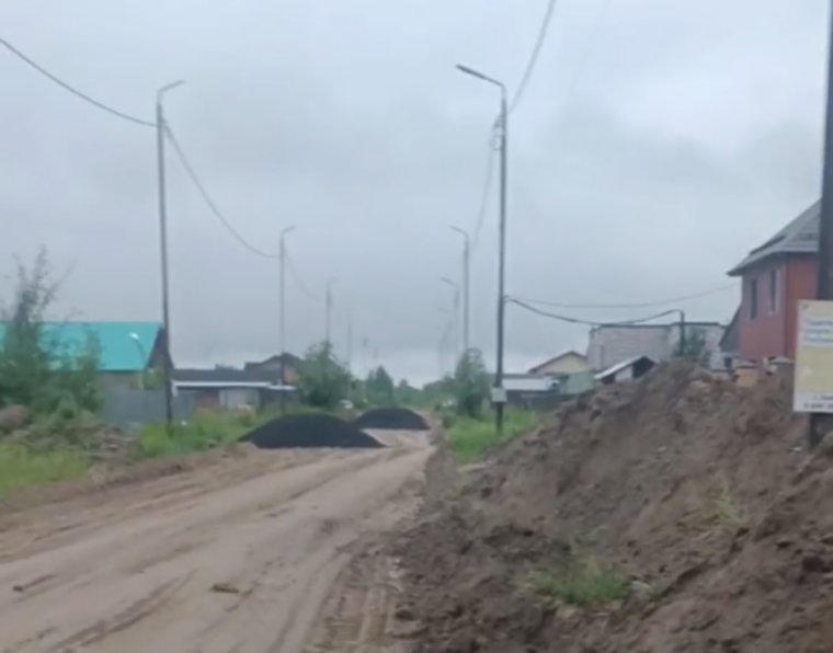 В 4-а микрорайон накануне визита врио губернатора завезли асфальтную крошку
