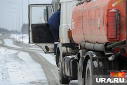 На трассе перевернулся бензовоз