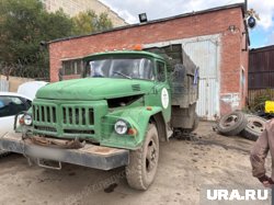 Мужчина привел автомобиль в движение с поднятой платформы 
