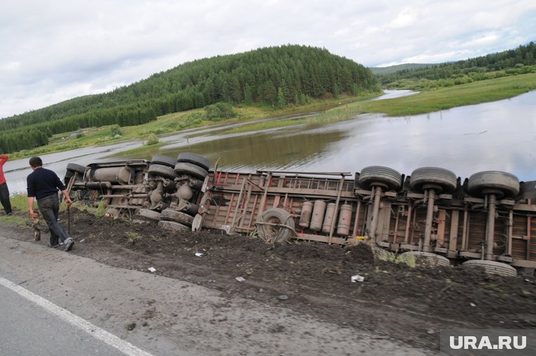 В ЯНАО на берегу реки Таз погиб водитель перевернувшегося КАМАЗа (фото из архива)