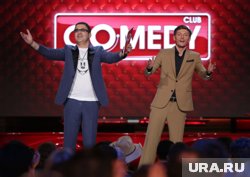 На сцене Comedy Club Мартиросян выступал не только как комик, но и как ведущий шоу, а также аккомпанировал коллегам на фортепиано