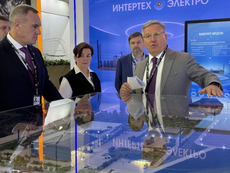 Экскурсию по стенду губернатору ХМАО Руслану Кухаруку (слева) провел уральский бизнесмен Алексей Бобров (справа)