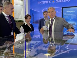 Экскурсию по стенду губернатору ХМАО Руслану Кухаруку (слева) провел уральский бизнесмен Алексей Бобров (справа)