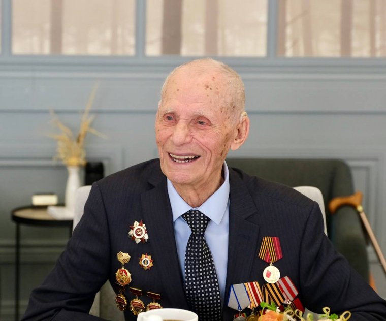 В свои 100 лет ветеран регулярно бегает, а в непогоду — занимается на тренажере
