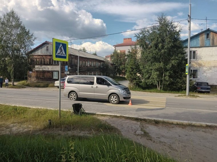Подросток шел по пешеходному переходу с велосипедом