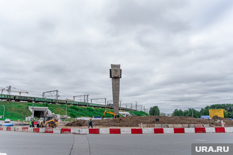 Одновременно для автомобилистов открыт правый тоннель на улице Углеуральской (по направлению к ДКЖ)