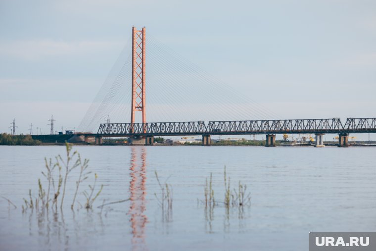 В Сургуте соединили пролеты нового моста через Обь