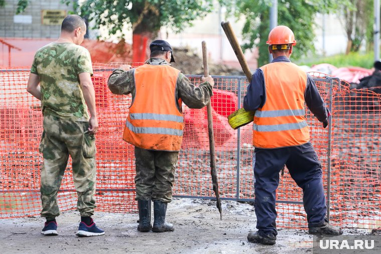 На этом участке дорогу разберут,  по новому направлению дорогу отсыпят и заасфальтируют