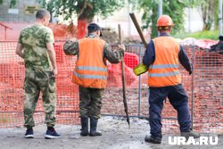 На этом участке дорогу разберут,  по новому направлению дорогу отсыпят и заасфальтируют