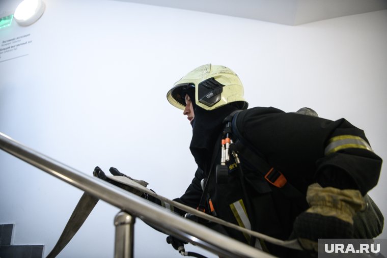 Пожар охватил территорию склада в 3,5 тысячи квадратов