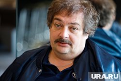 Дмитрий Быков* обвиняется в распространении фейков об армии и неисполнении обязанностей иноагента, сообщила пресс-служба СК
