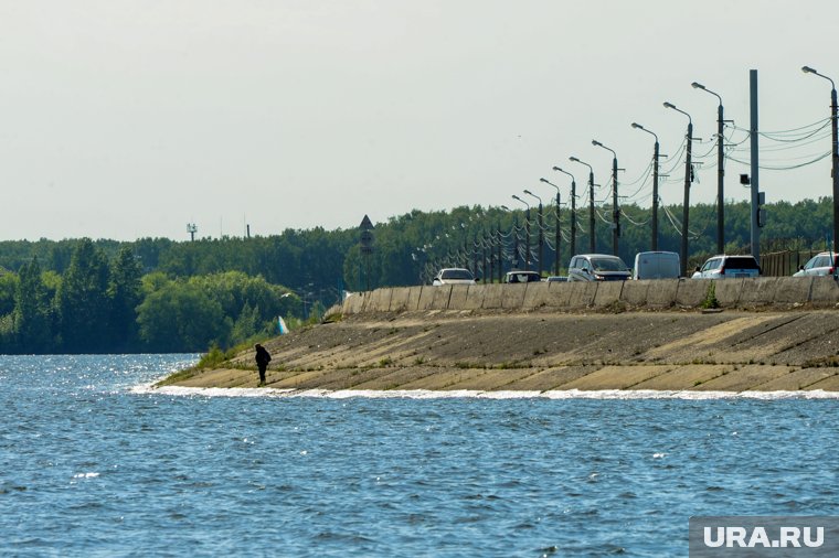 Канализационные воды очевидцы заметили на пляже «Волна»