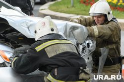 Спасатели ХМАО достали из разбитой машины тела погибших в страшной аварии