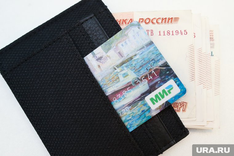 Петербуржец передал карту для вывода денег неизвестному