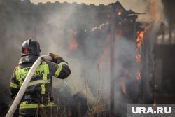 Пожарные продолжают тушить пожар на нефтебазе в Ростовской области
